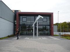 Kunst am Bau, Sporthalle Pirmasens, 2009, Edelstahl, Höhe 505 cm